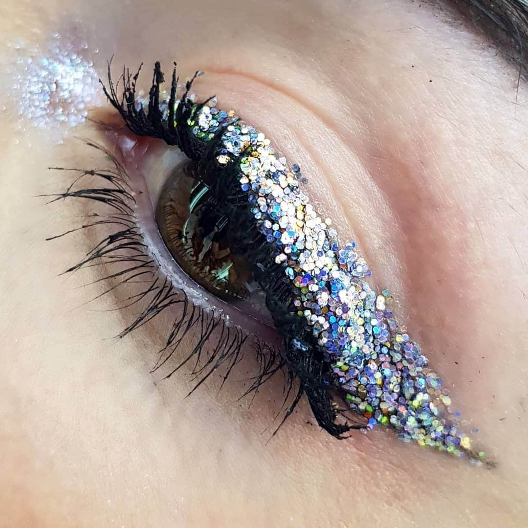 M•A•C Cosmetics Franceさんのインスタグラム写真 - (M•A•C Cosmetics FranceInstagram)「M·A·C - FESTIVAL ✨  En manque d'inspiration pour votre makeup de festival ? Inspirez-vous du makeup de notre M·A·C artist @johanna_makeupartist_  qui l'a réalisé avec une base de noir,  un mélange de 3 paillettes et du mixing médium. 😉  Vous aussi vous aimeriez avoir le même makeup pour votre prochain festival ? 🎉  Crédit photo : @johanna_makeupartist_  #maccosmetics #maccosmeticsfrance #macfestival #macaddict #macglitter #macpigment」7月1日 19時00分 - maccosmeticsfrance