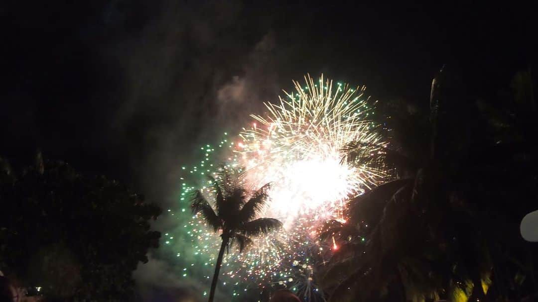 若森さちこさんのインスタグラム写真 - (若森さちこInstagram)「昨夜はトランジットの為にタヒチの首都パペーテで一泊。町は自治法設定記念日のセレモニーで盛り上がっていて、〆は海辺で花火！ラッキー。 #papeete #fireworks  #tahiti #gopro #hero7」7月1日 19時11分 - pistachico