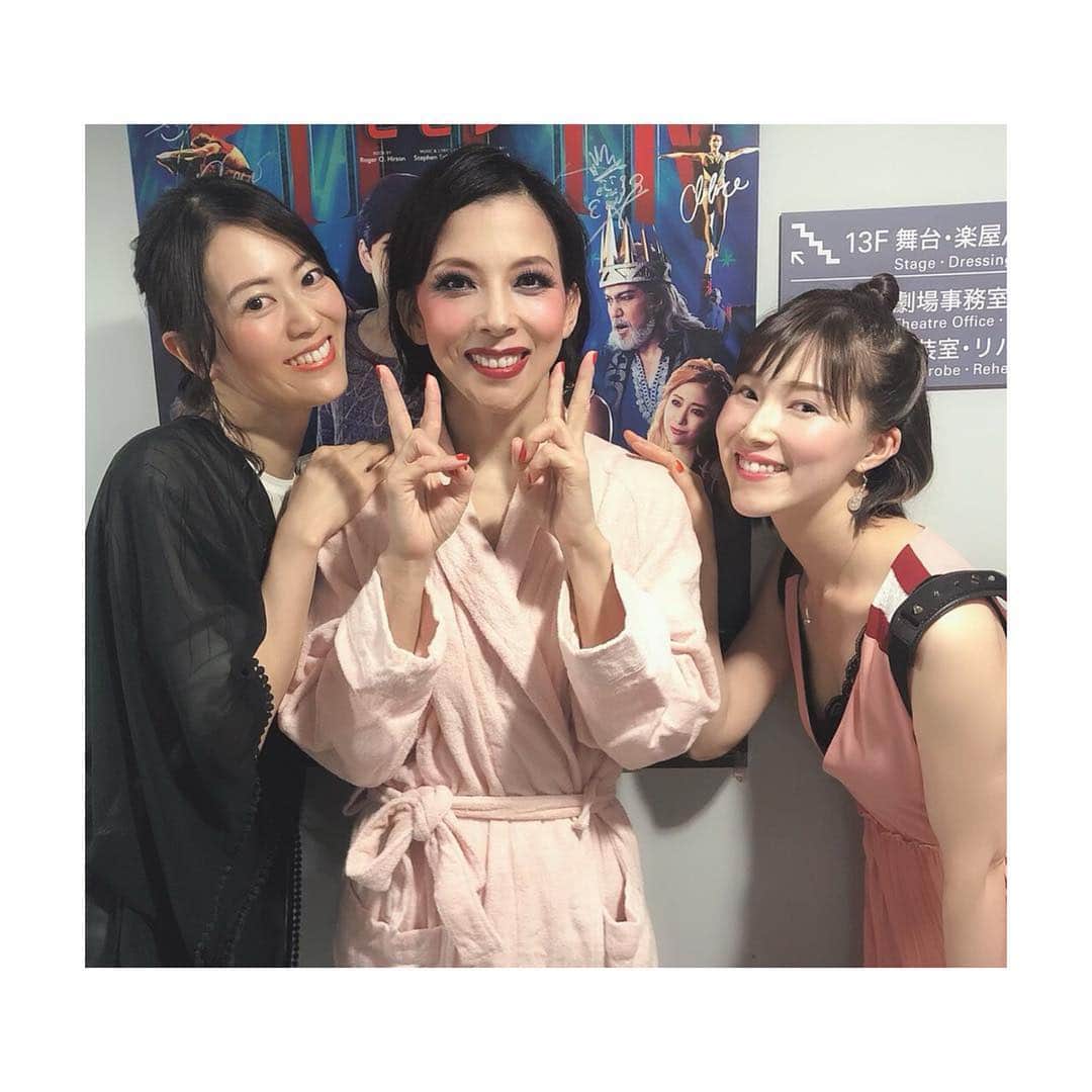 煌月爽矢のインスタグラム：「.﻿ .﻿ 観劇二つ目…﻿ ﻿ ﻿ 『PIPPIN』﻿ ﻿ ﻿ ﻿ こんなに！！！！﻿ ﻿ こんなに凄いミュージカルがあったなんて！！！！！﻿ ﻿ 観劇時のドキドキ度、今までで一番です！！！﻿ ﻿ ﻿ ﻿ ほんっっっと素晴らしかった😭♥️﻿ ﻿ ﻿ 映像でもCGでもない、生のステージでこんな凄技が見られるなんて…﻿ 演者さんも凄いしこれを考えた人がまず凄い😂﻿ ﻿ ﻿ ﻿ そして霧矢さん✨✨✨﻿ 昔からブロードウェイにいらっしゃいそうな雰囲気をお持ちでしたが…﻿ 今回も輝かれていましたー😍﻿ ﻿ チャーミングで魅力的なのに更に！！！あのスタイル('ﾛ'('ﾛ'('ﾛ'('ﾛ' )!!!﻿ 綺麗すぎました！！！！！！！﻿ ﻿ ﻿ ﻿ 同期のともみんも大活躍で観ていて本当に嬉しかった❤️﻿ ﻿ ﻿ はぁーーー、PIPPINもう一度観たいです。﻿ これから名古屋、大阪、静岡と行かれるみたいですが、もはやその三つの県が羨ましい！w﻿ ﻿ ﻿ ﻿ #PIPPIN﻿ #霧矢大夢 さん﻿ #いつも素敵﻿ #妃白のともみん生き生きしてた﻿ #クリスタルケイ さんは﻿ #私の青春﻿ #中学生の時ずっとCD聴いてました﻿ #あんなに踊れて何でもできる方とは知らなかったです🤭﻿ #前田美波里 さん﻿ #奇跡の70代﻿ #カッコ良すぎた﻿ ﻿ ﻿#安定のりなさん #引越ぶり😂」