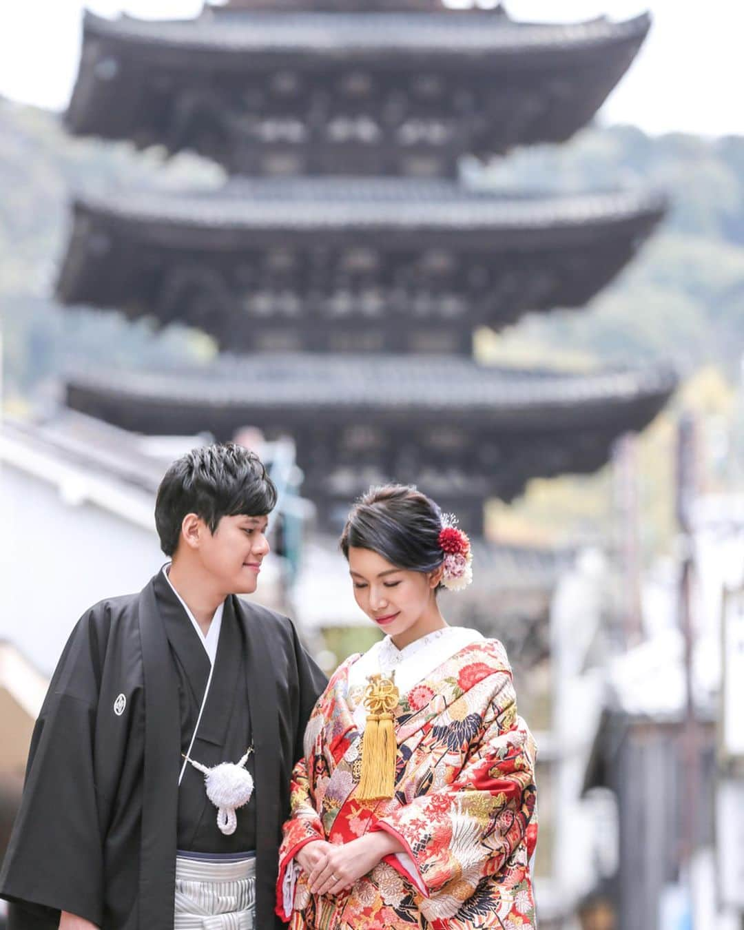 Decollte Wedding Photographyさんのインスタグラム写真 - (Decollte Wedding PhotographyInstagram)「［京都 Kyoto : 八坂の塔 Yasaka Pagoda］﻿ You can capture a lots of historical scenery at Yasaka area😊﻿ ﻿ Photographer @y_yamamura_tvb ﻿ Hair &Makeup @rie_hairmake_tvb ﻿ @studiotvbkyoto  @decollte_weddingstyle ﻿ #japan #kyoto #yasaka #weddinginspiration #Weddingphotography #prewedding #weddingphoto #overseasprewedding #japaneseprewedding #japanwedding #landscapephotography #kimono #romantic #love #happiness #日本 #日式 #海外婚紗 #婚紗 #唯美 #신부 #웨딩 #웨딩사진」7月1日 19時12分 - d_weddingphoto_jp