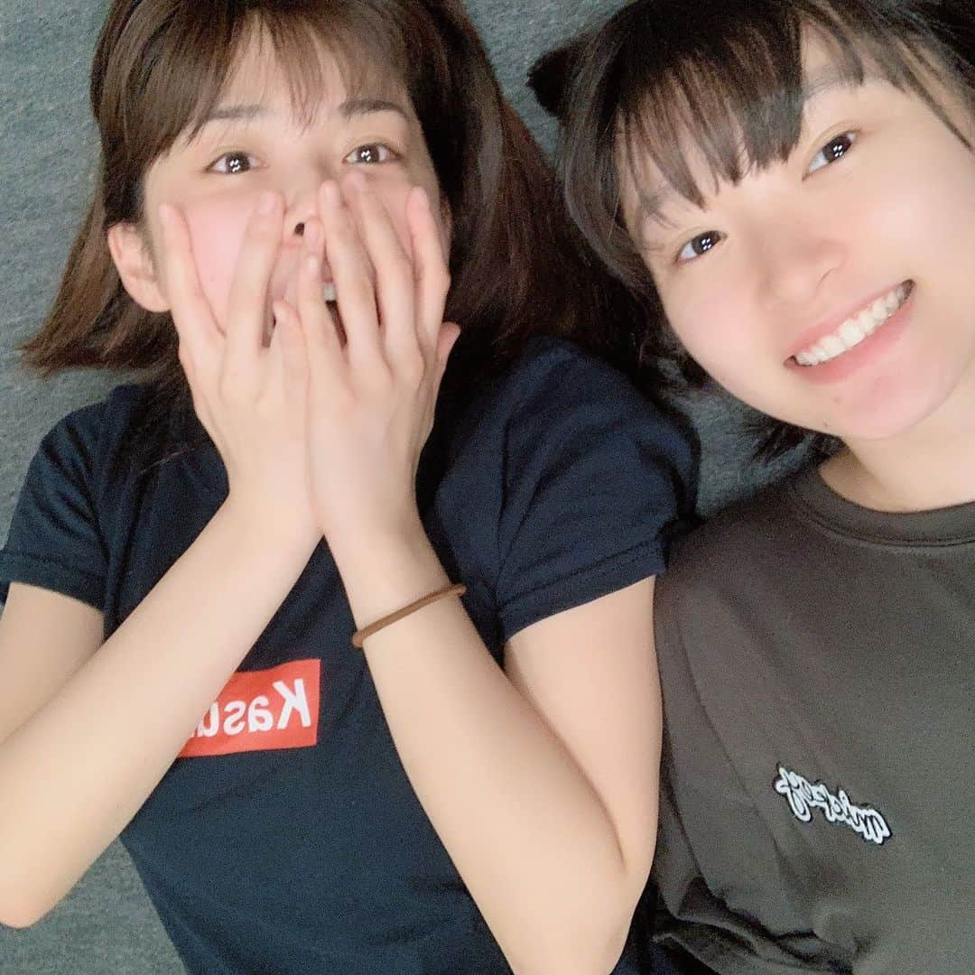 宮本佳林さんのインスタグラム写真 - (宮本佳林Instagram)「♡♡♡ ，  Hello! Project 2019 SUMMER 合間に  金澤朋子ちゃんと 写真を撮ったのですが、  肩に湿布貼ってたら  サ〇ンパス臭い～って ポーズを変えられました😇😇 #ハロプロ  #JuiceJuice  #juicejuice  #湿布  #金澤朋子  #宮本佳林  #休憩中」7月1日 19時07分 - karin_miyamoto.official