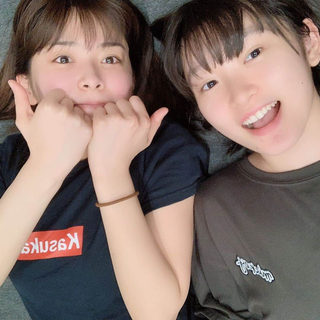 宮本佳林さんのインスタグラム写真 - (宮本佳林Instagram)「♡♡♡ ，  Hello! Project 2019 SUMMER 合間に  金澤朋子ちゃんと 写真を撮ったのですが、  肩に湿布貼ってたら  サ〇ンパス臭い～って ポーズを変えられました😇😇 #ハロプロ  #JuiceJuice  #juicejuice  #湿布  #金澤朋子  #宮本佳林  #休憩中」7月1日 19時07分 - karin_miyamoto.official