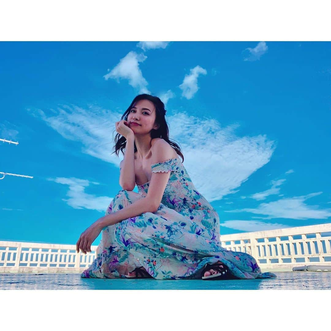 戸田れいさんのインスタグラム写真 - (戸田れいInstagram)「Hello July🌺 ・ ・ ・ 夏大好き！たくさん楽しい事があるといいなぁ❤️ ・ ・ #okinawa #blue #portrait #instalove #followme #dress」7月1日 19時10分 - rei_toda