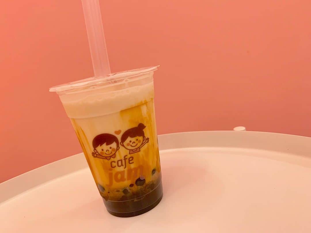 八木沙季のインスタグラム：「🥤🥤 . 今日オープンのタピオカ屋さん行ってきたよ💗 ずっと楽しみにしてたんです😭✨ ハロショからめっちゃ近いよ〜☺️ 今日は黒糖ミルクを飲みました！ めっちゃおいしかったし店内が可愛すぎる🥰 みんなもぜひ行ってみてね💁‍♀️✨ . #タピオカ  #cafejam  #恵美須町」