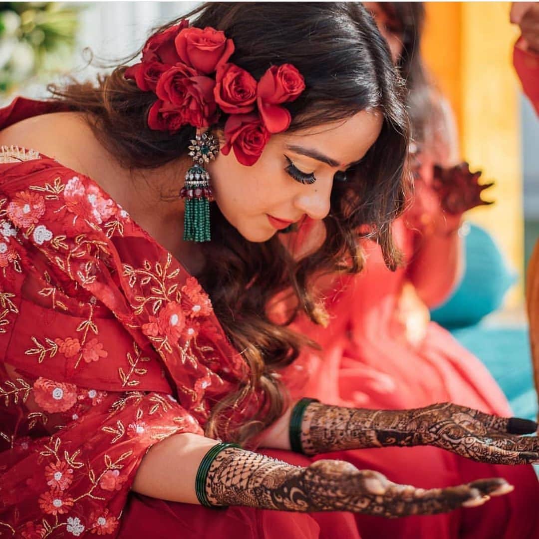 Indianstreetfashionさんのインスタグラム写真 - (IndianstreetfashionInstagram)「This bride to be is spelling out such glam vintage vibes - OBSESSED 😍  #indianstreetfashion #indianwedding  #wedding #weddingsofinstagram #instawedding  #indianwedding #bridesofindia #bridesofinstagram #indianbridaloutfit #weddinglook  #bridallook #bridestyle #weddingtrend #trend #bridaljewelry #jewellery #weddinginspo #weddingplanner #weddingblogger #weddingplanner #destinationwedding #roses #mehendiceremony  #mehendioutfit  #glam #vintagevibes @dhanikachoksiphotography」7月1日 19時13分 - indianstreetfashion