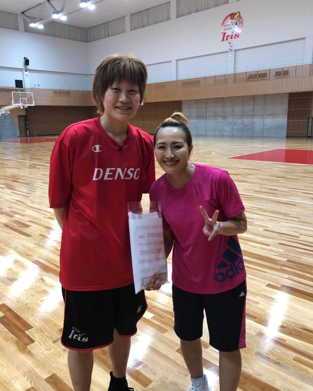 高田真希さんのインスタグラム写真 - (高田真希Instagram)「『アス友』観てくださった皆様ありがとうございました😊 @karinamaruyama さんも助っ人で来てくださって、とても気さくで良い人でした✨ 初対面なのにお菓子も頂いて優しい😭 けど書いてある事が😂😂😂 またどこかでお会いできたらな〜っと☺️ #アス友 #丸山桂里奈」7月1日 19時16分 - maki_takada