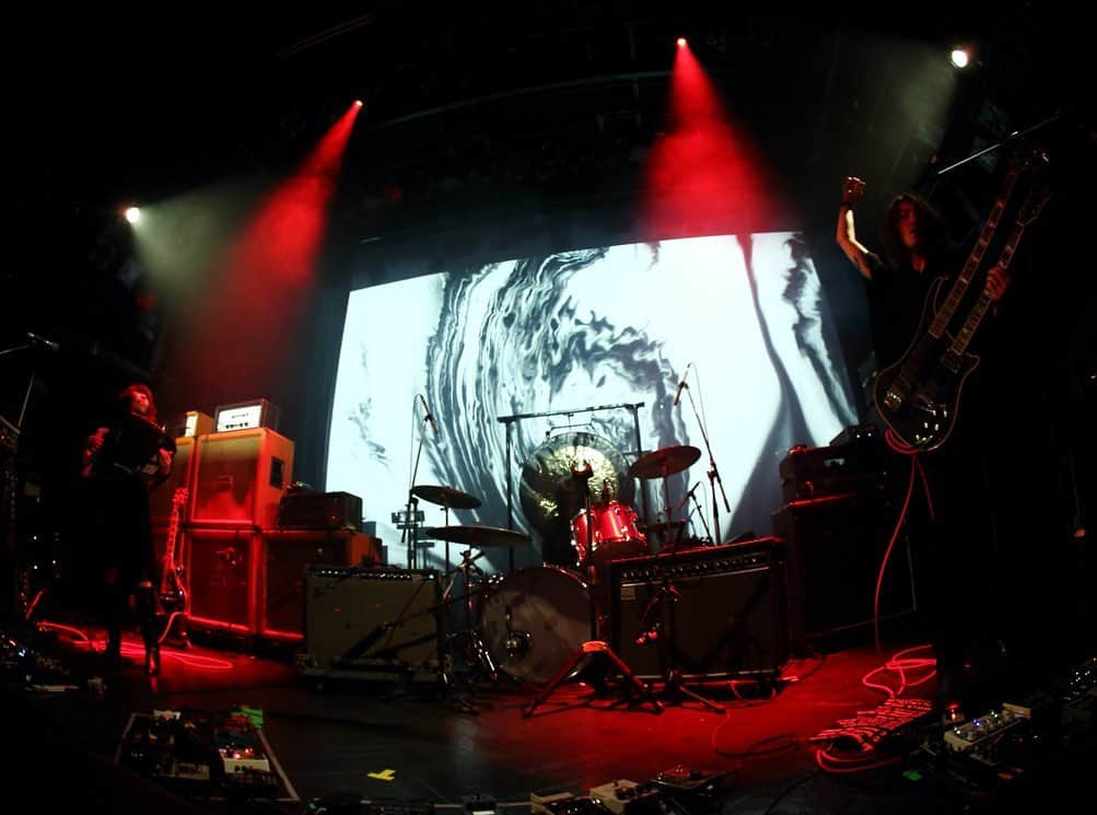 BORISさんのインスタグラム写真 - (BORISInstagram)「Photo set 01 from last Monday @www_shibuya  Alive Painting with Akiko Nakayama. @akikonkym  Organized by @yoasa_jp  Photo by Miki Matsushima @miki_matsushima  #borisheavyrocks #borisdronevil #akikonakayama #yoasa」7月1日 19時16分 - borisdronevil