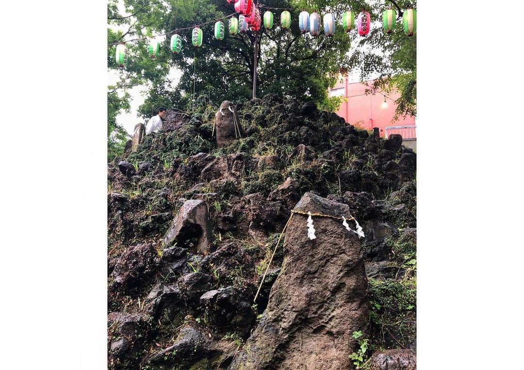 青山草太さんのインスタグラム写真 - (青山草太Instagram)「7月1日、下半期突入。  小野照崎神社で参拝。 山開きもしていたので 浅間神社にも参拝し 富士塚を登山。  参拝後 小山開きと七夕祭の 御朱印をいただき 小野照崎神社を後に。  この時期は夏詣らしい（笑）初めて知りました…。 #sotaaoyama#青山草太 #日本#japan #神社#shrine #参拝#御朱印#御朱印帳 #お山開き#七夕まつり #限定#夏詣 #小野照崎神社#浅間神社」7月1日 19時22分 - sotaaoyama