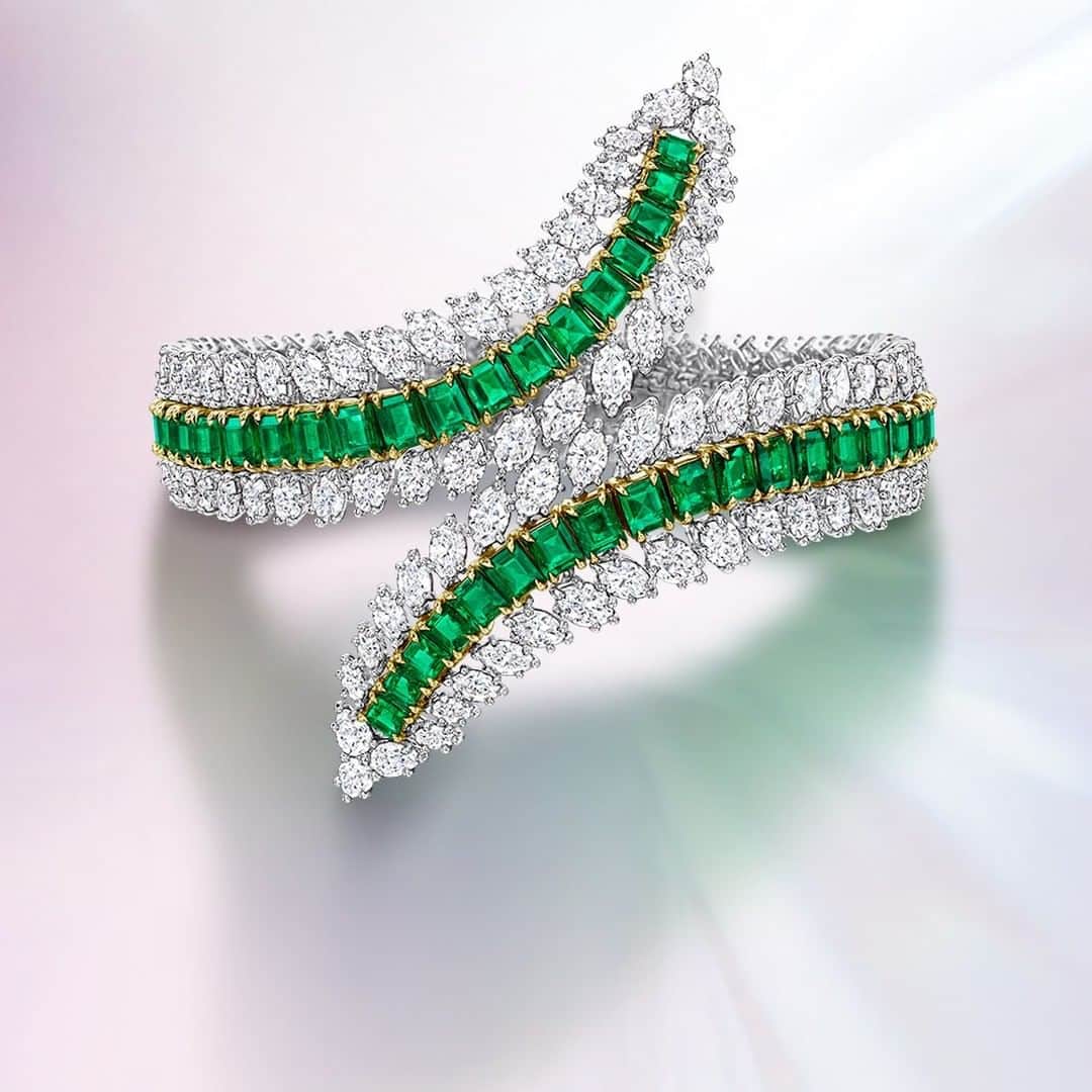 ハリー・ウィンストンさんのインスタグラム写真 - (ハリー・ウィンストンInstagram)「Hypnotic hues. Draw them in with eye-catching emeralds and dazzling #diamonds in this sculptural #highjewelry bracelet from #HarryWinston.」7月1日 19時30分 - harrywinston