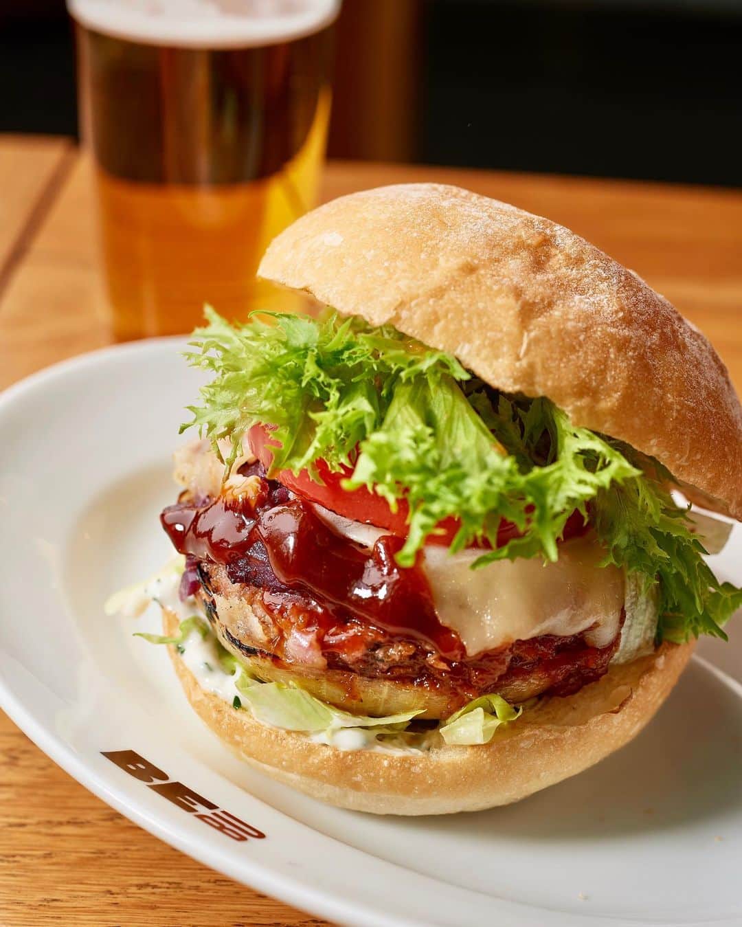 のインスタグラム：「Burger lovers! 🍔❄️🤤 Introducing the Snow Aged Burger, the next special offering on our 5th year anniversary celebration menu 🎈Featuring a meaty patty made from tender and juicy #snowaged beef, come to BeBu to indulge in this premium burger - until July 7th only! 😋 アンダーズ 東京5周年スペシャルメニュー リレー第2段は、アンダーズ 東京1階にあるBeBu（ビブ）の雪室熟成ビーフバーガー ❄️🍔 通常メインダイニングで提供しているやわらかく旨みたっぷりな雪室熟成肉を使ったスペシャルバーガーです。一日10食限定の味をぜひお楽しみください。」