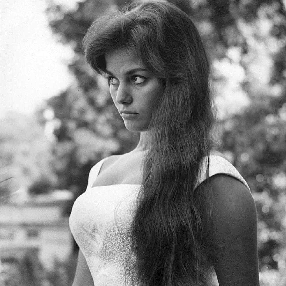 サザビーズさんのインスタグラム写真 - (サザビーズInstagram)「Dressing a Star: #Sixties screen siren Claudia Cardinale has an eye for beautiful, #chic and sensual clothes. Appearing in some of the most acclaimed films of the 1960s, alongside legends including Alain Delon, Rock Hudson and Steve McQueen, the glamorous actress was dubbed ‘The Next Love Goddess’ by Esquire magazine.  Our online sale offers 130 pieces of haute #couture and ready-to-wear items from Cardinale’s spectacular #wardrobe, worn in some of her great roles and on the red carpet, paying tribute to her ability to dress to perfection. Try it on for size and peruse the online catalogue now – bidding closes on 9 July.  #SothebysParis #ClaudiaCardinale #HauteCouture」7月1日 19時26分 - sothebys