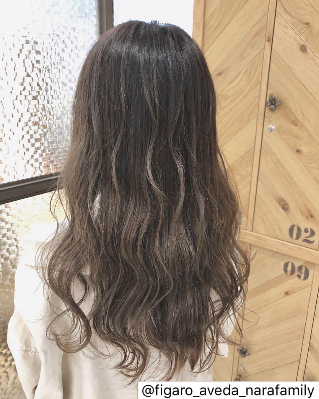 narafamily | ならファミリーさんのインスタグラム写真 - (narafamily | ならファミリーInstagram)「Figaro AVEDA（1Ｆ）ならファミリー店 . . 透明感のあるグレージュ×グラデーションカラー💁‍♀️🌈 . . ＊＊＊＊＊＊＊＊＊＊＊＊＊＊＊＊＊＊＊＊＊＊＊＊＊＊＊＊＊＊＊＊＊＊＊＊＊＊＊＊＊＊ . . >>>> FIGARO AVEDA <<<< .  オーガニックサロン ☞93%自然界由来成分配合AVEDAカラー . . . . 奈良県の奈良ファミリー専門店内 トータルビューティーサロンです☺︎ . . . . . 営業時間10:00〜20:00  年中無休 . . . 【  ご新規様限定 】 . カラーカット >> 7980 +tax . パーマカット >> 7980 +tax . カラーヘッドスパ 20min >> 6980 +tax . . . ステキなヘア、アイラッシュ提案させて頂きます。 是非一度お任せください！！ . . . ご予約お待ちしてます✂︎✂︎✂︎✂︎ . . . ℡0742-30-0188 . . . . . . #ヘア#ヘアアレンジ#ヘアスタイル#ヘアカラー#インスタ映え#ファッション#hair#サロンモデル#美容室#インテリア#外国人風#カラー#love #instagood #aveda#アヴェダ#beauty#オーガニック#셀카#撮影#お洒落さんと繋がりたい#美容師#model#奈良ファミリー#ならファグラム#フォトジェニック#いいね返し . . ＊＊＊＊＊＊＊＊＊＊＊＊＊＊＊＊＊＊＊＊＊ ＊＊＊＊＊＊＊＊＊＊＊＊＊＊＊＊＊＊＊＊＊」7月1日 19時31分 - narafa.jp