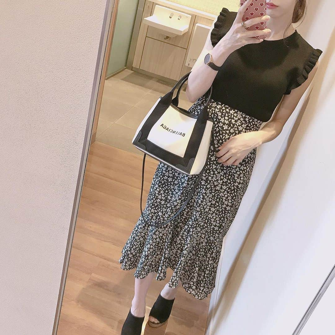 Yukiさんのインスタグラム写真 - (YukiInstagram)「ootd 🤳🏻 ㅤㅤㅤㅤㅤㅤㅤㅤㅤㅤㅤㅤㅤ お気に入りの 花柄マーメイドスカート 🧜‍♀️ @leja__official 黒のトップスに合わせてきれいめコーデ。 小花柄が上品でスカートの形も好み ♡ ㅤㅤㅤㅤㅤㅤㅤㅤㅤㅤㅤㅤㅤ 映画「アラジン」面白かった〜 🧞‍♂️𖤐⡱ 映画を観る予定ではなかったけど ずっと観たいと思っていて 付き合ってくれた友達に感謝 ♡ ㅤㅤㅤㅤㅤㅤㅤㅤㅤㅤㅤㅤㅤ #ootdfashion #balenciaga #miumiu #snidel #今日のコーディネート #私服 #ブラックコーデ #花柄スカート #マーメイドスカート #イズシー #バレンシアガ #ミュウミュウ #スカートコーデ #きれいめコーデ #大人コーデ #コーデ記録 #スナイデル #ディオール #今日のコーデ」7月1日 19時32分 - yukii061