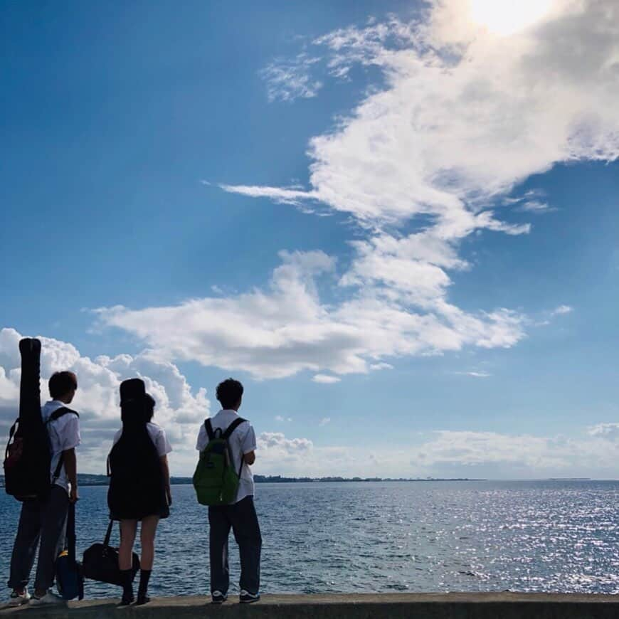 佐野勇斗さんのインスタグラム写真 - (佐野勇斗Instagram)「映画「小さな恋のうた」 で、僕達小さな恋のうたバンドの楽器指導や制作に関わっていただいていた ヨースケ@HOMEさんが6月20日午前5時に亡くなりました。  謹んでご冥福をお祈りいたします。  ヨースケさん。  あまりに突然の出来事すぎて言葉も出ません。  もうこの先、 ヨースケさんに会えないなんて。  未だに実感が湧いていません。  またいつもみたいにスタジオに行ったら、 「佐野くん！おはよ〜！！楽しもうぜぇ〜」 って笑顔で言ってくれるんじゃないか そんな気がしてます  ヨースケさんに出会ったのは、 ちょうど一年前。 いつでもどんな時でもニコニコしてて、 あー、太陽みたいな人って、 この人のことを言うんだな。って思ってました。  楽器経験が全くない僕は、  あーーー！！ もうわけわかんねえ！！！ って、ずっとヨースケさんにだだこねて、すねてましたよね  そんな僕にいつも 「佐野くん大丈夫だよ！！できてるから！！」 って言ってくれましたよね  映画が完成して、 宣伝でいろんなテレビやイベントに出させてもらって、 上手くいかず僕が落ち込んでる時も、 「誰になんと言われようと 最高だったよ！！ チョーよかった！！！ 佐野くんが全力で歌ってるときはいつだって大正解だよ！」 って励ましてくれましたよね  どんな時も、僕の、そしてちいこいバンドのそばで、1番に応援してくれていたのは、 ヨースケさんでした。  ヨースケさん！！！！ もう会えないなんて嫌ですよ！！！！ ちゃんとお礼も言えてないのに！！！ 一緒にお酒飲もうって約束したじゃないですか！！！ いつも、どんな時も明るく、笑顔で、 ポジティブで。 みんなに愛されるヨースケさん。  いつまでも大好きです！！とっても！！ たくさんたくさん  ありがとうございました！  天国でも いつものヨースケさんみたいに 笑顔でギター弾いて、 おっきな声で歌ってて下さいね！  僕もヨースケさんに届くくらい でっかい男になってみせます！  また会う日まで！！ 佐野勇斗」7月1日 19時37分 - sanohayato_milk