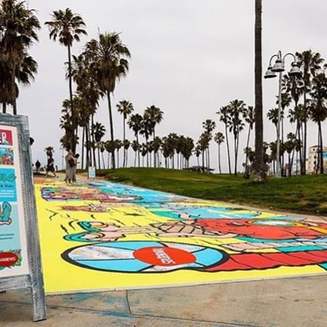 Havaianas Europeさんのインスタグラム写真 - (Havaianas EuropeInstagram)「Step into summer with @buffmonster’s art, snap and shop boardwalk ⠀⠀⠀⠀⠀⠀⠀⠀⠀ 🌴☀️ Check out what happened this weekend in Venice Beach, CA #repost @havaianasusa」7月1日 19時37分 - havaianaseurope