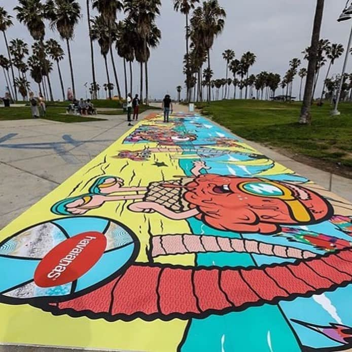 Havaianas Europeさんのインスタグラム写真 - (Havaianas EuropeInstagram)「Step into summer with @buffmonster’s art, snap and shop boardwalk ⠀⠀⠀⠀⠀⠀⠀⠀⠀ 🌴☀️ Check out what happened this weekend in Venice Beach, CA #repost @havaianasusa」7月1日 19時37分 - havaianaseurope