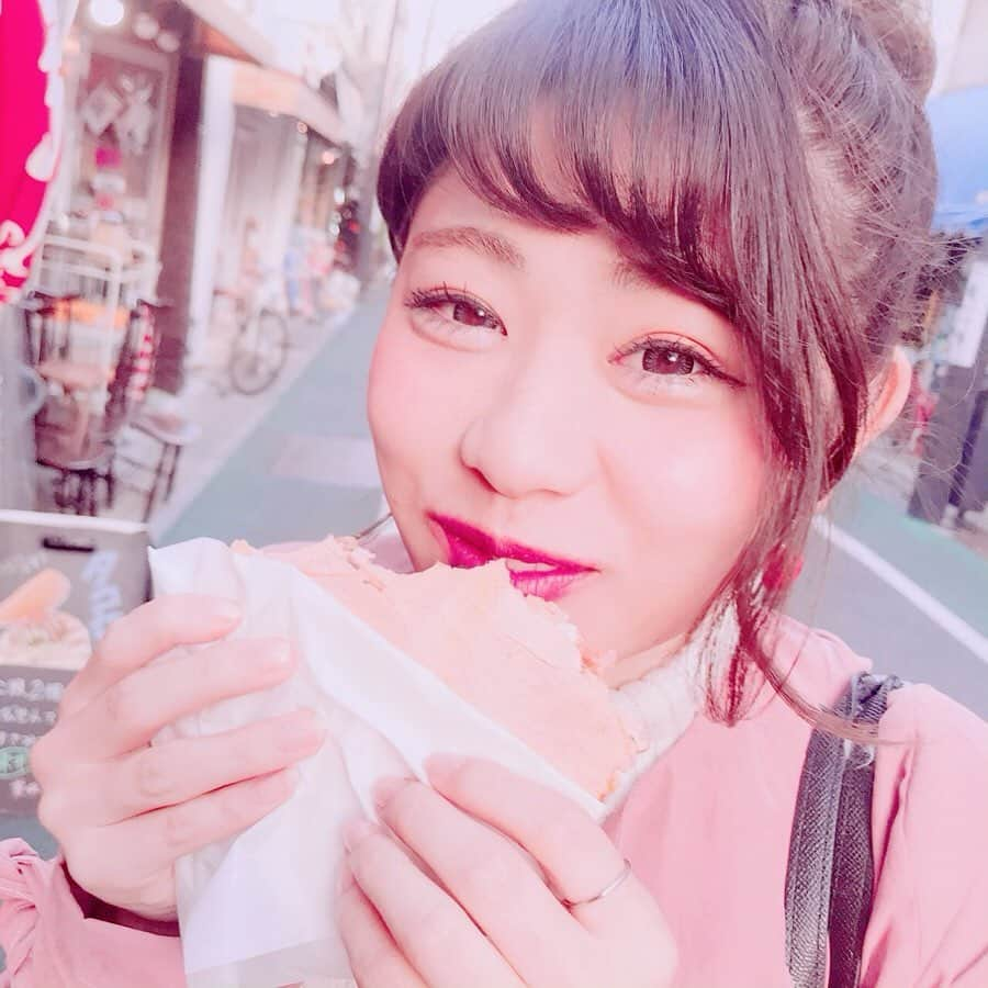 高橋里彩子さんのインスタグラム写真 - (高橋里彩子Instagram)「「ちょい食べ」出来る食べ歩きスポットをご紹介！﻿ ﻿ ﻿ 価格:150円(たこせん)、﻿ 330〜530円(たこ焼き) ﻿ ﻿ たこ焼きの味は普通orカレーが選べるよー★﻿ ﻿ 私は普通にしたよー🌸﻿ ﻿ ﻿ 下北沢一番街の端っこに、﻿ レトロなたこ焼き屋さん(人´∀`)﻿ ﻿ なんか雰囲気あってよかった♥﻿ ﻿ ﻿ 「たこせん」が食べれるのが嬉しい‼﻿ ﻿ えびせんでたこ焼きを挟むんだよー？﻿ ﻿ 大阪で食べて以来気に入ってなかなか﻿ 都内で食べれるとこ知らなくて嬉しかったぁ♡♡﻿ ﻿ ﻿ ﻿ そこまでたくさん食べたくないけど、﻿ なんか濃い味が食べたい時には、﻿ 「たこせん」がおすすめ！﻿ ﻿ ﻿ 女の子とか特に﻿ ちょっと食べたいときってあるよね😋﻿ ﻿ ﻿ ♡場所♡﻿ 東京都世田谷区北沢3-34-2﻿ ﻿ 調べたんだけど﻿ 平日もやってるって書いてあるけど﻿ 今は土日だけってのも書いてあるから﻿ どっちがホントかわかんない😫🙌🏻﻿ ﻿ 私は土曜日に行ったよー💗🌸﻿ ﻿ ﻿ ﻿ ﻿ ﻿ ﻿ ﻿ ﻿ ﻿ ♡～ⓒⓞⓓⓔⓓ～♡﻿ ﻿ ❥ 𝙲𝚘𝚞𝚛𝚝﻿ #rudgley﻿﻿ ﻿﻿ ﻿﻿ ❥ 𝕋𝕠𝕡𝕤﻿ #スナイデル﻿ ﻿ ﻿ ﻿ ﻿#code #fashion  #コーデ #韓国ファッション #下北沢 #下北沢グルメ  #お団子ヘア #happygirl #たこせん #レトロ #レトロ #インスタ映えスポット #インスタ映えフード #たこせんべい #食べ歩き #japanesegirl #日本人 #」7月1日 19時41分 - konkonwanwan