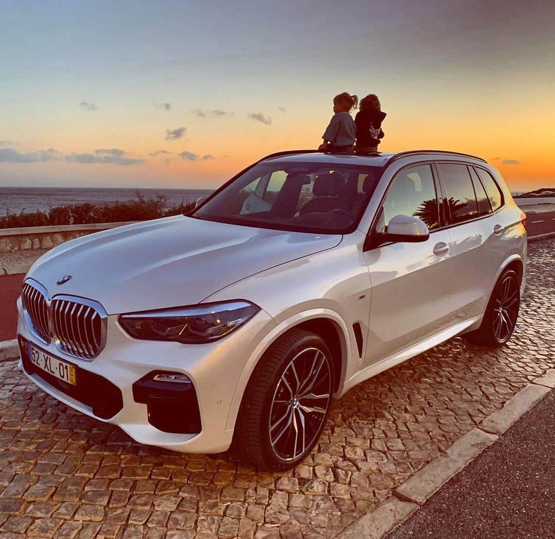 ダニエラ・ルーアさんのインスタグラム写真 - (ダニエラ・ルーアInstagram)「One last beautiful sunset after dinner, looking out into the Atlantic... See you soon Portugal, it was harder than usual to leave. .  Um último pôr do sol depois de jantar, a observar o Atlântico... até breve Portugal, é mais difícil deixar-te desta vez. . @bmwportugal #kids #sunset #cascais #portugal #car #seeyousoon #atéjá」7月1日 19時44分 - danielaruah