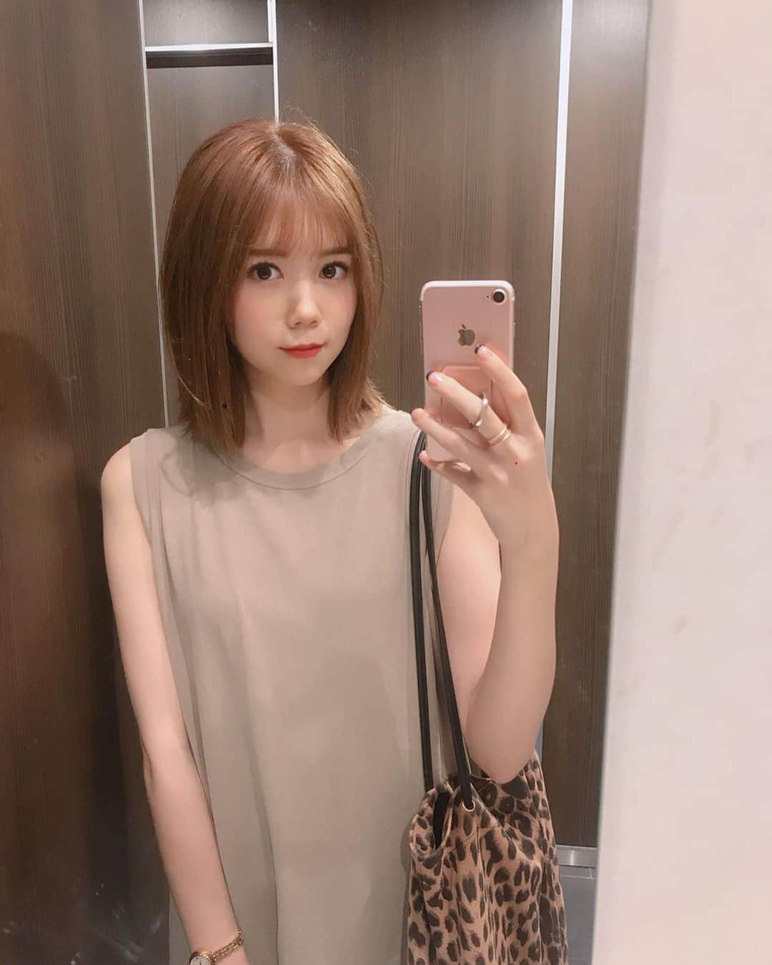 千田麻実のインスタグラム：「もう今日から７月って事に２日前に気づいて時のスピードにビビりまくりです、、(´ｰ｀) ⠀ ⠀ #カットした日の帰り  #美容院行きたて  #の日は髪の調子が良すぎる」