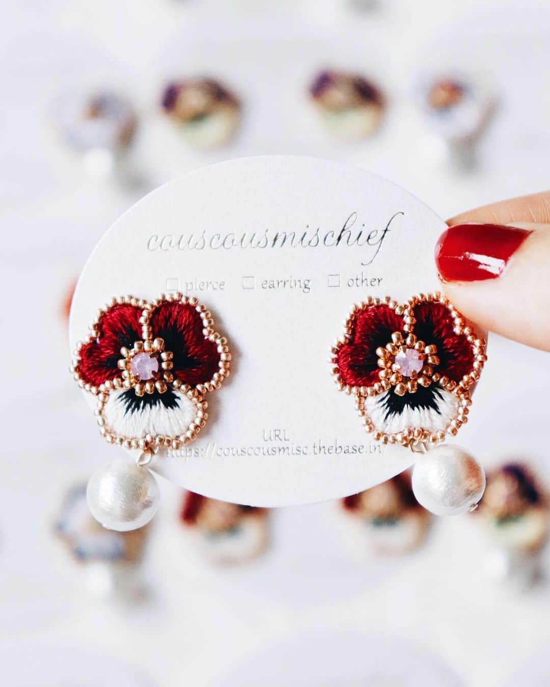 handmade shopのインスタグラム：「7月の販売会は7/5(金)22時からスタートです😊﻿﻿ ﻿﻿ 人気のパンジーデザインも﻿﻿ たくさんご用意しております✨﻿﻿ ﻿﻿ ご自身にぴったりの﻿﻿ お花がみつかりますように♡﻿﻿ ﻿﻿ ﻿﻿ 🌱7/5(金)22:00〜 online shop販売会﻿﻿﻿ 🌱7/20.21 creema HMJ (ビッグサイト)﻿﻿﻿﻿﻿﻿﻿﻿ ﻿﻿﻿ ﻿﻿﻿ I sell flower accessories once a month.﻿﻿﻿ I can ship overseas. The next sale will start on July 5th at 22:00. Please look forward to.﻿﻿﻿ ﻿﻿﻿ ﻿﻿﻿﻿﻿﻿﻿﻿ ﻿﻿﻿﻿﻿﻿﻿﻿ #クスクスミスチーフ#花」