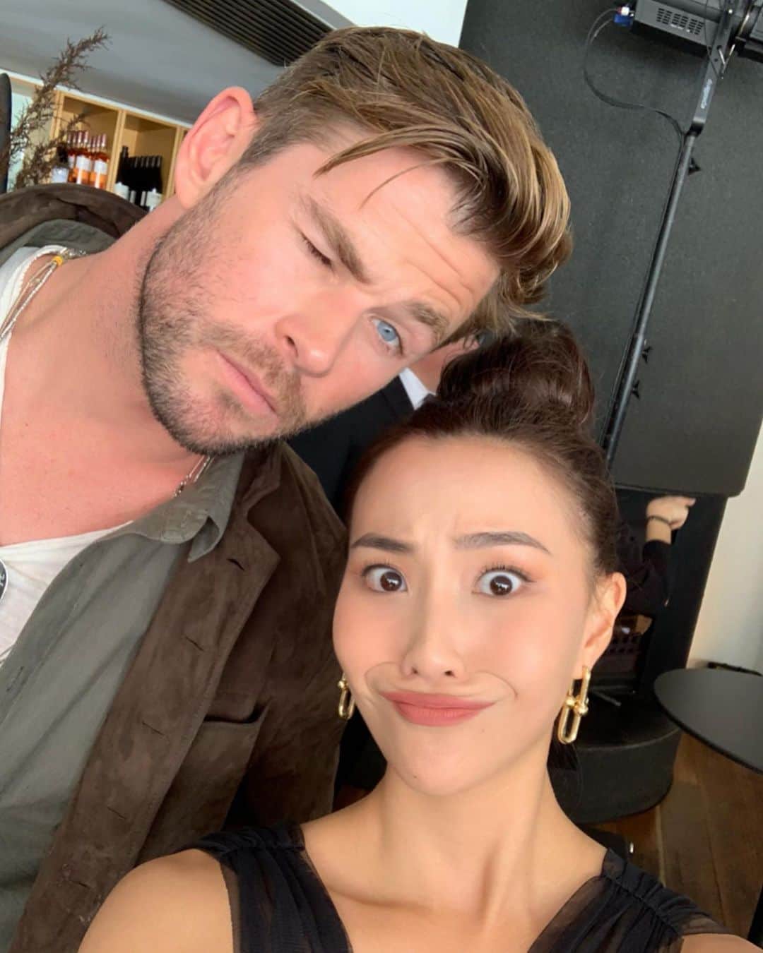ソニアのインスタグラム：「Friends that derp out together stay together✌🏼 How was your first day back after the June holidays?  @chrishemsworth @tagheuer #dontcrackunderpressure」