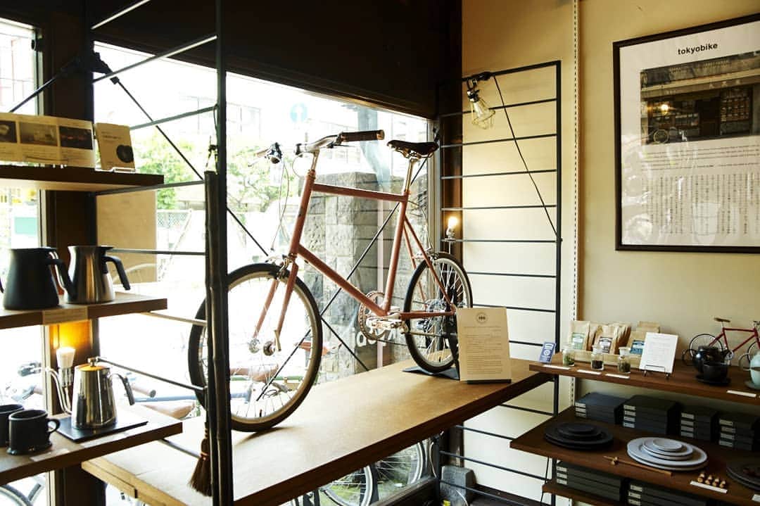 HereNowさんのインスタグラム写真 - (HereNowInstagram)「Rend a bike and explore Tokyo! @tokyobikerentals Yanaka, is a travel themed concept store and a bike rental service operated by Tokyobike. レンタサイクルで東京を楽しむtokyobikeが新設した谷中のコンセプトショップ Recommended by @naocokojima. . . . #herenowcity #wonderfulplaces #beautifuldestinations #travelholic #travelawesome #traveladdict #igtravel #livefolk #instapassport #optoutside  #tokyo #exploretokyo #instajapan #japantour #explorejapan #tokyobikerentals #bikerentaltokyo #東京 #東京旅行 #도쿄 #도쿄여행 #일본여행 #日本旅遊 #東京自由行」7月1日 19時48分 - herenowcity