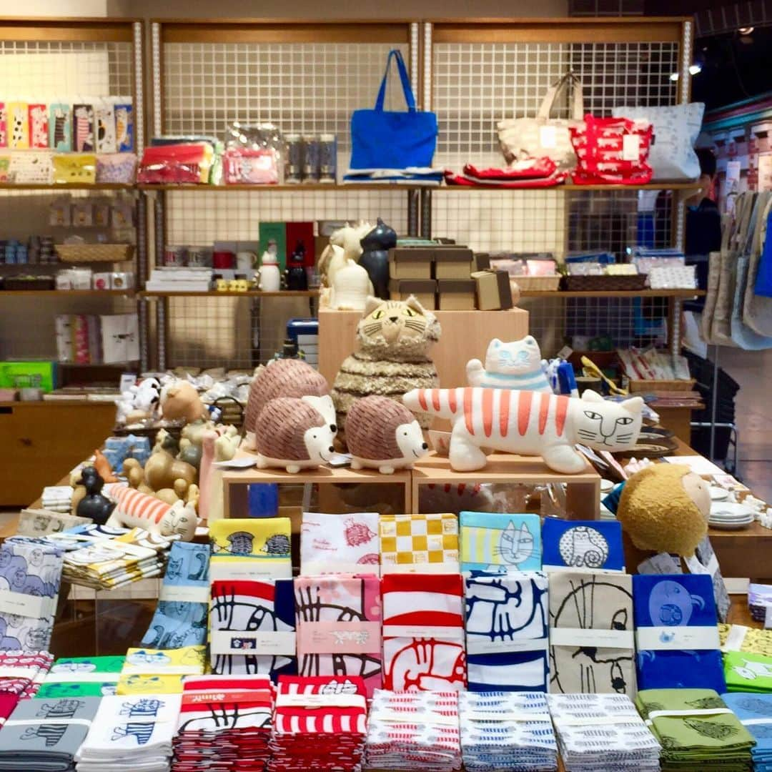 リサラーソンさんのインスタグラム写真 - (リサラーソンInstagram)「”リサ・ラーソン POP UP SHOP@三省堂書店 そごう千葉店”﻿ ﻿ POP UP SHOPのお知らせです。﻿ 本日より、そごう千葉店9Fにある三省堂書店にて﻿ リサ・ラーソンのPOP UP SHOPがスタートしました！﻿ ﻿ 陶器や雑貨はもちろん、手ぬぐいもずらり。﻿ 駅直結で雨の日も気軽にお越しいただけますので、﻿ お近くにお越しの際は、是非お立ち寄り下さい！﻿ ﻿ ＝＝＝＝＝＝＝＝＝﻿ 三省堂書店 そごう千葉店﻿ ﻿ 場所：そごう千葉 9F ﻿ 期間 : 7月1日(月)〜7月29日 (月) ﻿ 営業時間：10:00～20:00﻿﻿ ﻿﻿ #lisalarson #LisaLarson #sweden #北欧 #北欧雑貨 #北欧インテリア #リサラーソン #スウェーデン #インテリア#マーケット #ショッピング#popupshop #猫 #ねこ #陶器 ﻿ ﻿﻿﻿ #そごう千葉 #三省堂書店」7月1日 19時49分 - lisalarsonjp