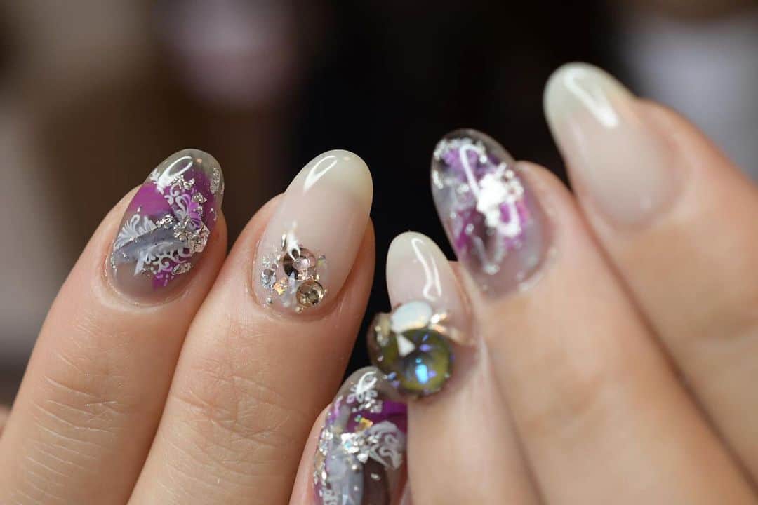 Yuka Maeda ::manicurelistのインスタグラム：「. . 大阪市北区 梅田.中崎町.駅から徒歩7分🚶‍♀️ CADENAS nail eyelash  マツエクアカウント @cadenaseyelash LINE:@ cadenas 🆔検索🙋‍♀️ tel:06-4792-8617. cadenas.nail@gmail.com. . #ネイル #ジェルアート #大人かわいい #梅田ネイル #堂山町 #大人ネイル #個性派ネイル #クリアネイル #ジェルネイル #nail #notd #ニュアンスネイル #instanail #ワンカラー #春ネイル  #ネイルデザイン #ongels #美甲 #osaka  #ジェルデザイン #cadenas #指甲 #spring #Insatnails #fashion #シアーネイル #うる艷ネイル #トレンドネイル  #レースネイル #パープルネイル」