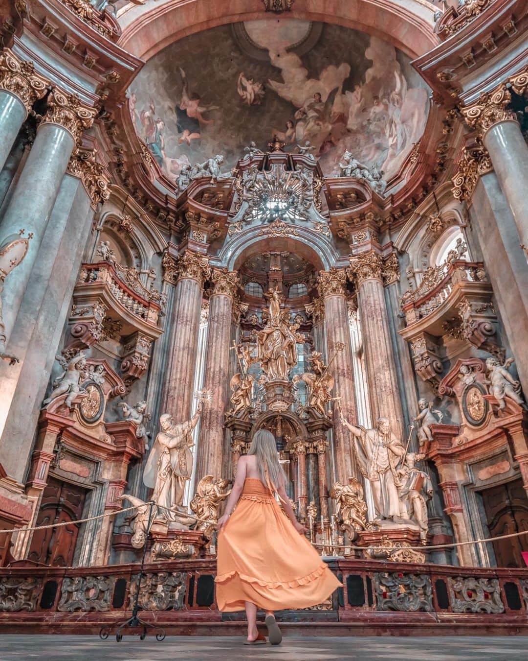Stella Leeさんのインスタグラム写真 - (Stella LeeInstagram)「The portrait mode doesnt do any justice of St Nicholas Church Prague’s beauty. SO, SWIPE to see the 10% beauty of what the place has to offer. The architecture, structure, design, history, everything is so mesmerizing and deserve to receive my approval as must-visit-spot in Prague. It’s definitely beautiful . Swipe next to see the picture in landscape mode!」7月1日 20時04分 - stellalee92
