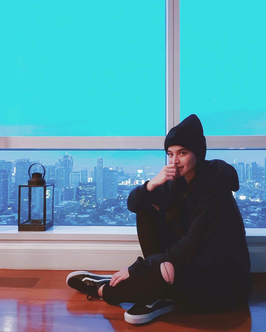 アン・カーティスのインスタグラム：「🌧 Sweater Weather 🌧. . Also me, deciding if I should post the pic I’ve been waiting forever for 😋. . P.S - wearing clothes to keep me warm because 1 -  Lamigin ako and 2 - Our studio feels like winter when it rains 😂」