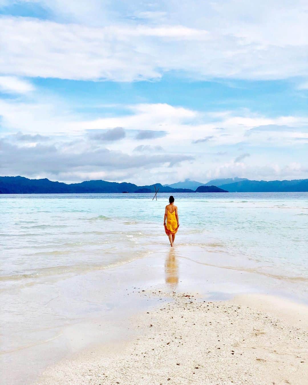 Koichiのインスタグラム：「. . Into the blue 🌞 . . #PasirTimbul #RajaAmpat #🇮🇩 #Indonesia #Garudaindonesia #TripofWonders #WonderfulIndonesia . 今日は #海開き の日🏝 .」