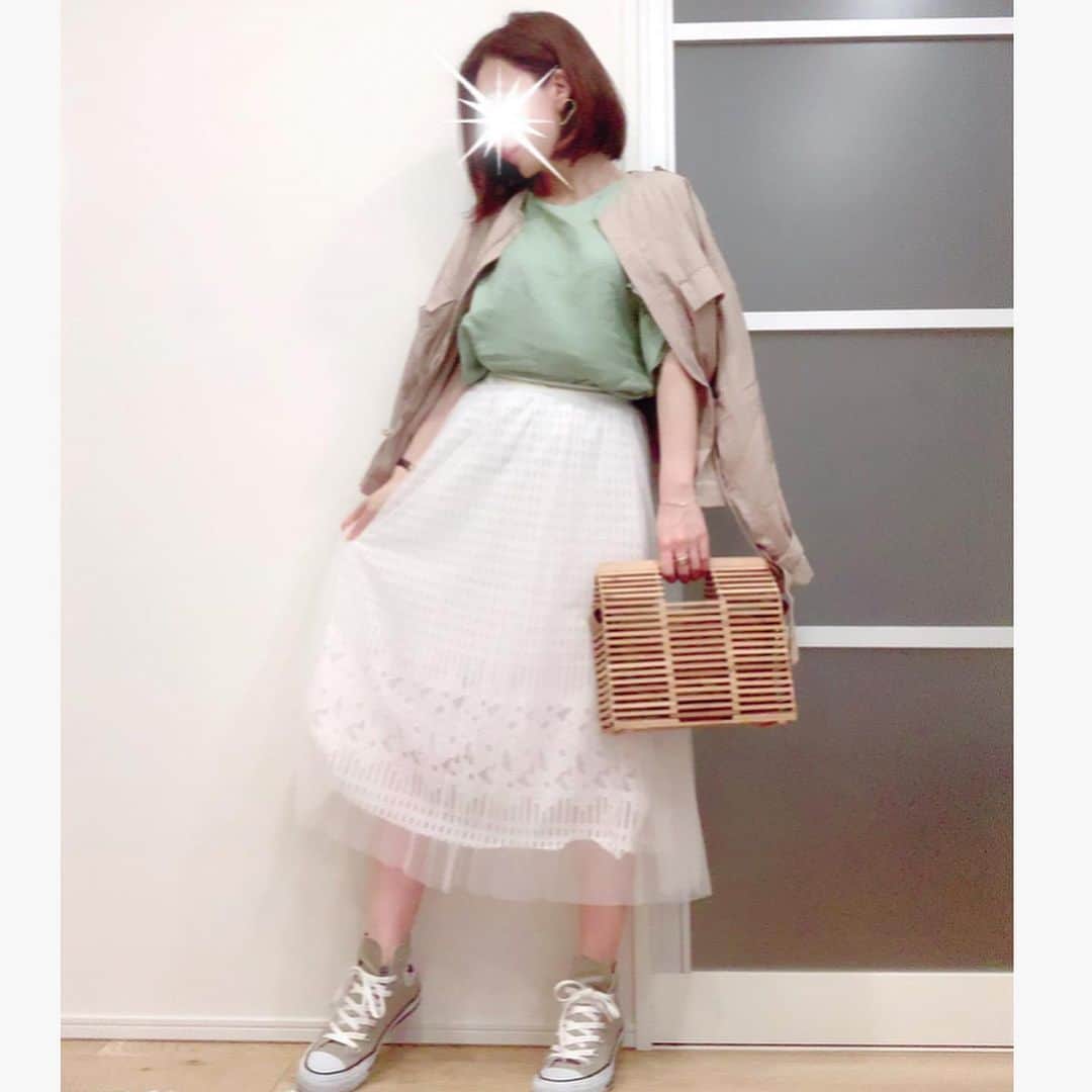のインスタグラム：「チュールスカートとベーコンの相性◎ . お気に入りのバンブーバッグを合わせました💓 . 詳しくはブログにて ♡ ↓↓ @kkkkkaoriiiii  プロフィールから飛べます🚁 ♡153cmちびっこアラサーOL♡KaoriのHappyRoom♡ . #r_fashionista  #楽天お買い物部  #プチプラコーデ  #プチプラファッション  #ちびっこol  #オトナ女子  #153cm  #153cmコーデ  #f_blogger  #ootd  #outfitoftheday  #outfit  #netstar  #etrebloom  #converse  #reedit  #reedit_ootd  #tinygirl #styleonme」