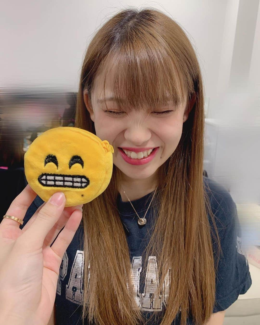 久米知里さんのインスタグラム写真 - (久米知里Instagram)「.﻿ ﻿ 20190701﻿ ﻿ 昨日はあるあるCity！﻿ ﻿ 一昨日手に入れた﻿ にこにこ財布にホクロつけたら﻿ あたしより似てる人いた！笑﻿ ﻿ 😬😬😬😬😬﻿ ﻿ ちなみにこのお財布はドン・キホーテにて入手可能ﾃﾞｰｽ。笑﻿ ﻿ 最近優希ちゃんと写真撮ること多くて﻿ フォルダが優希ちゃんとの写真ばっかり。笑﻿ ﻿ ふふふ﻿ ﻿ #久米知里#くめちさと#城島健司のJ的な釣りテレビ#アシスタント#RKB毎日放送#博多#釣り#釣りガール#福岡#博多#タレント#元アイドル#幸#笑顔#新しい財布#笑う門には福来る#ドンキ#中尾優希#ちゃん#パピマシェ#talent#girl#job#goodday#happy#fishing#Fukuoka#hakata#idol#smile#wallet﻿」7月1日 19時58分 - chisatokume_12