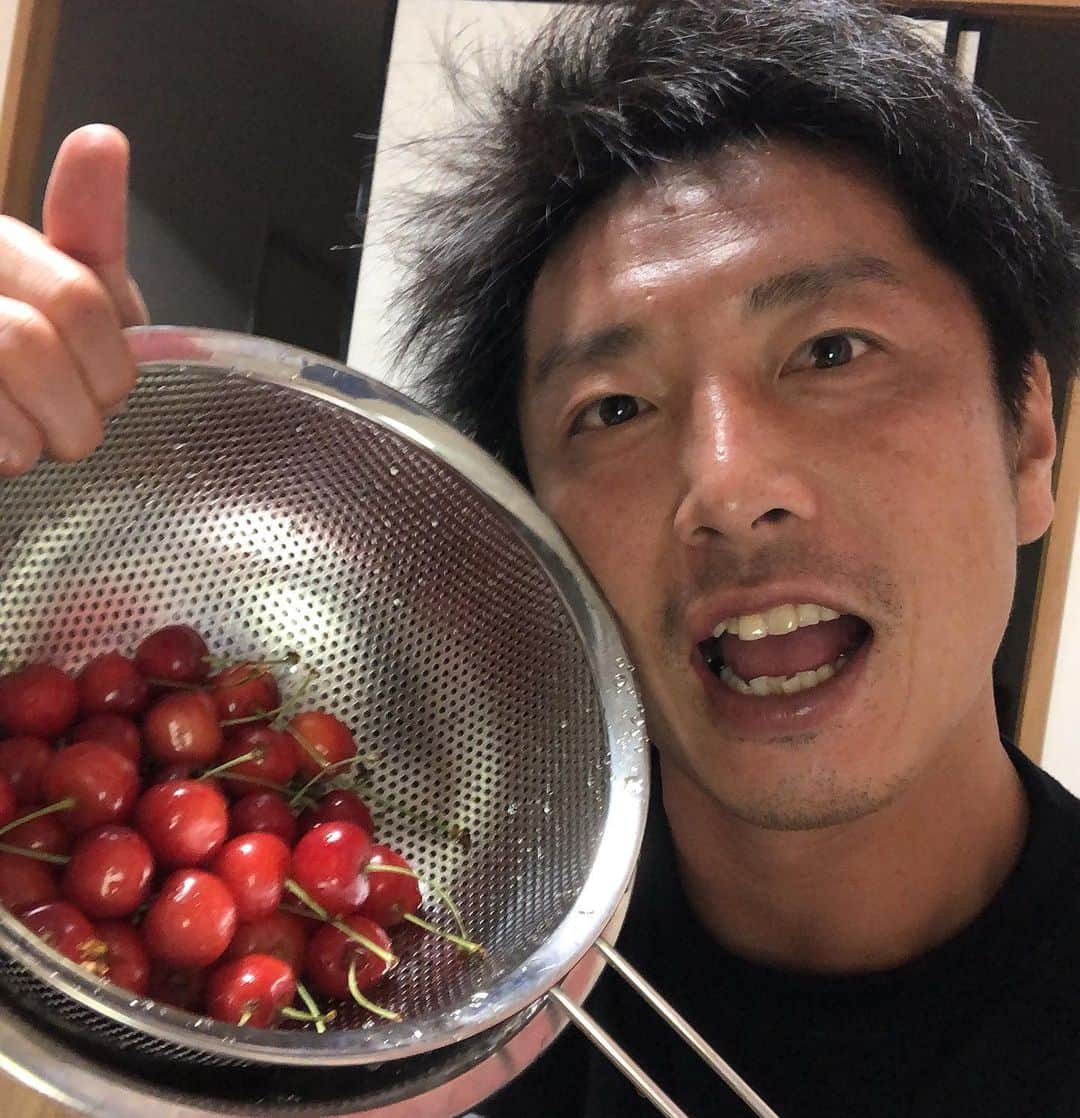 加藤順大さんのインスタグラム写真 - (加藤順大Instagram)「モンテディオ山形、 @sakanotoyofumi_official  からさくらんぼ送ってもらいました♡ 美味しすぎ🍒 ありがとう🍒 #ナカマー #仲間 #さくらんぼ  #阪野豊史 #ジドリー #佐藤錦」7月1日 20時00分 - nobuhiro1