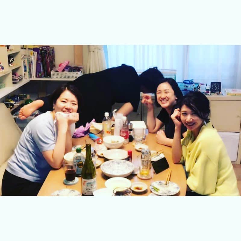 市橋有里のインスタグラム：「週末じかん。友人宅でわいわいと♪旬の食材と懐かしのメニューで話が尽きぬw奥の人はもはやどこか行ってしまってるけど、ちゃんと絶品モツ煮込みと絶品マカロニサラダを作って来てくれた♪ 後半の料理は撮り忘れてるけど、 たまに招集するメンバーは宝物✨ #週末じかん #おうちごはん #戸板女子高 #同級生 #戸板さいこー♪ #たまには息抜きしよ #たまには近況報告しよ」