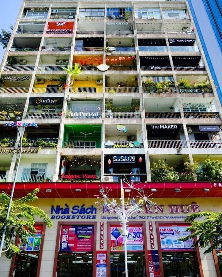 Lonely Planetさんのインスタグラム写真 - (Lonely PlanetInstagram)「#LonelyPlanet local @fly.icarus.fly grabbed this shot of a colorful yet unassuming apartment block in downtown Ho Chi Minh City. The seven floors of the block are full of boutiques, jewelry shops, cafes with chic balconies and some great eateries, offering everything from traditional Vietnamese dishes to Hawaiian poke!」7月1日 20時01分 - lonelyplanet