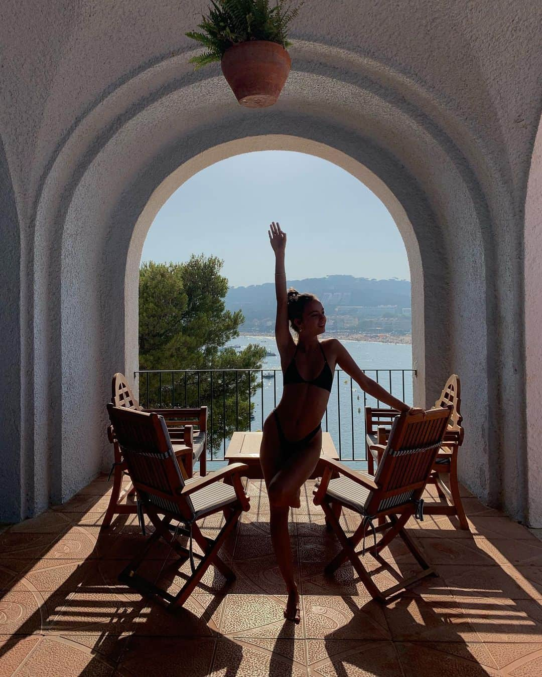 Inka Williamsさんのインスタグラム写真 - (Inka WilliamsInstagram)「Don’t get me started on European freshly squeezed OJ 🍊🤤 instead ill talk about a lil GIVEAWAY ! Win a night + Breakfast at one of the Most Elegant and historical 5 star Hotels in Spain @lagavinasagaro Founded in 1932. It’s Located on a beautiful coast of S’Agaró , Costa Brava (about an hour drive from Barcelona) . Not only the building is ancient and full of history, it also has The best Brekkie Buffet +  pristine blue pebbled beaches right at the bottom of the hotel. All you have to do is follow myself and @lagavinasagaro , & Tag as many friends as you want in the comments! @lagavinasagaro will announce the winner on their page on friday the 5th! Goodluck ✨」7月1日 20時13分 - inkawilliams