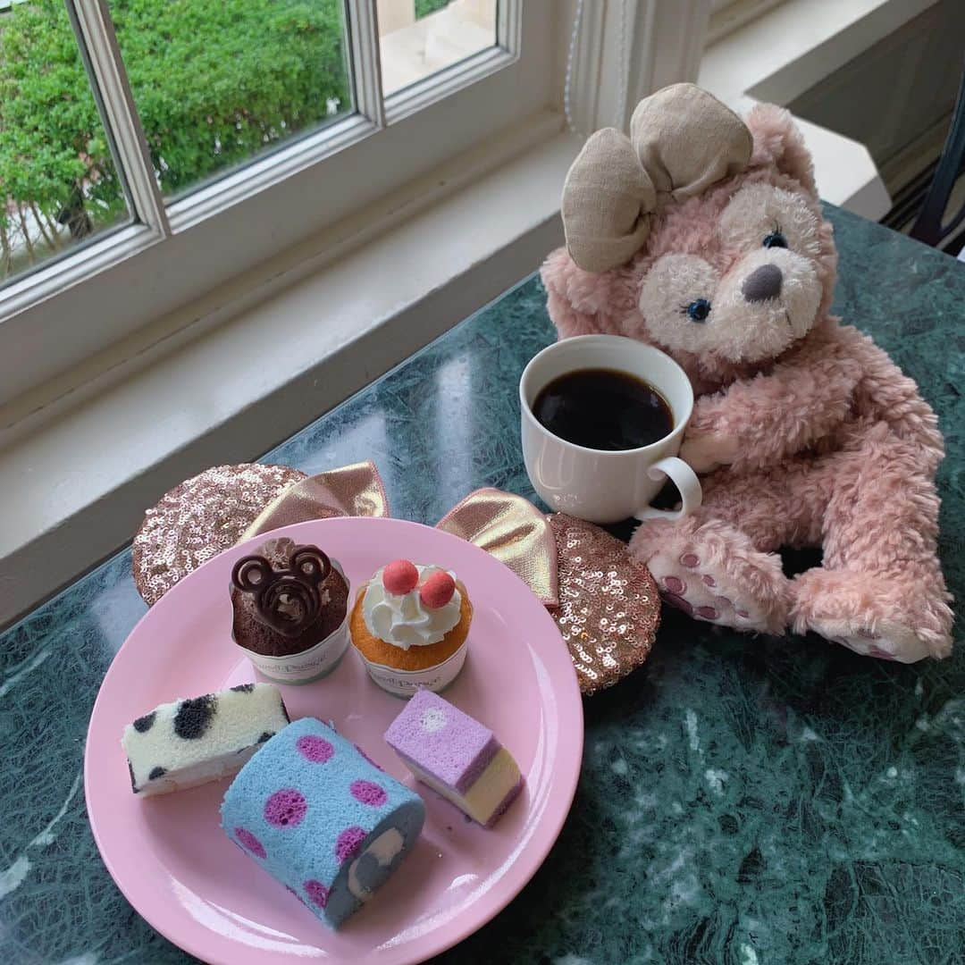 平野友里（ゆり丸）さんのインスタグラム写真 - (平野友里（ゆり丸）Instagram)「🧁 #ディズニーランド の#クリスタルパレスレストラン 🍽♥️ ♡  ビュッフェレストランなんだけど ごはんも比較的全部おいしかったし 何よりスイーツがめっちゃくちゃ 可愛かった😭💓💓💓 ・ ・ ・ ・  #ディズニー #ディズニー好き #ディズニー大好き #ディズニーグッズ #ディズニー大好き #ディズニー部 #ディズニー行きたい #ディズニーリゾート #ディズニーフード #ディズニーレストラン #ディズニーランチ #シェリーメィ #インスタ映え #フォトジェニック #ディズニーカフェ #インスタ映えスイーツ #ビュッフェ #ビュッフェレストラン #夢が叶う場所 #夢の国 #舞浜 #ゆり丸カフェ巡り」7月1日 20時09分 - yurimaruchan___