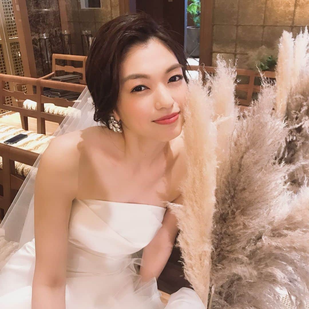 のインスタグラム：「下半期のはじめ、そしてQUARTERSさんの7年目突入という記念すべき日にお仕事をすることができて本当に嬉しかったです🌾 朝早くからみんなで頑張った！お疲れさまでした☺️💐 #naowhm #offshot  #みゆきさん写真アプリゲットの巻」