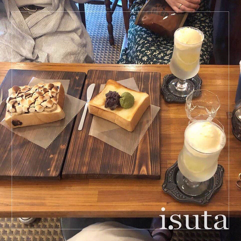 isutaさんのインスタグラム写真 - (isutaInstagram)「. 静岡にある泊まれる純喫茶「ヒトヤ堂」をご紹介♡ . 築50年のビルをリノベーションし、“泊まれる純喫茶”をテーマにしたお店。 . 1階には、喫茶店と宿泊者の共有ラウンジ、2階は宿泊者の宿になっているんです♩ . 喫茶店では、分厚くカットされたトーストや昔ながらの固めプリン、クリームソーダなどが楽しめますよ♡ . レトロな雰囲気にワクワクすること間違いなしです！ ぜひ遊びに行ってみてください！ __________ 泊まれる喫茶店 ヒトヤ堂 access：静岡県静岡市葵区七間町16-8（静岡駅から徒歩12分） ________ Photo by @musasabicco @yu_pouty . isutaのwebサイトでは、おすすめのコーデから可愛いカフェまでたくさんの情報をお届けしています！ また、isutaのオリジナルグッズも販売中！ ぜひisutaのwebサイトからチェックしてみてください♩ . #isuta #isutapic #isutacafe #イスタ #泊まれる純喫茶 #静岡カフェ」7月1日 20時11分 - isuta_jp