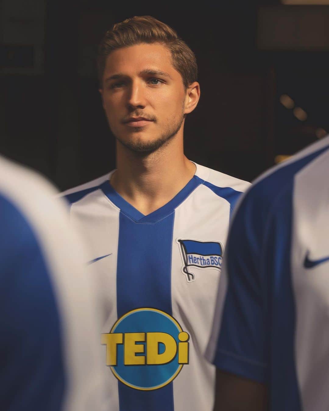 ニクラス・シュタルクのインスタグラム：「Aus der Vergangenheit. Für die Zukunft.  @herthabsc @nikefootball  #diezukunftgehörtberlin #trikot #jersey #new #heimtrikot #berlin #hahohe #herthabsc」