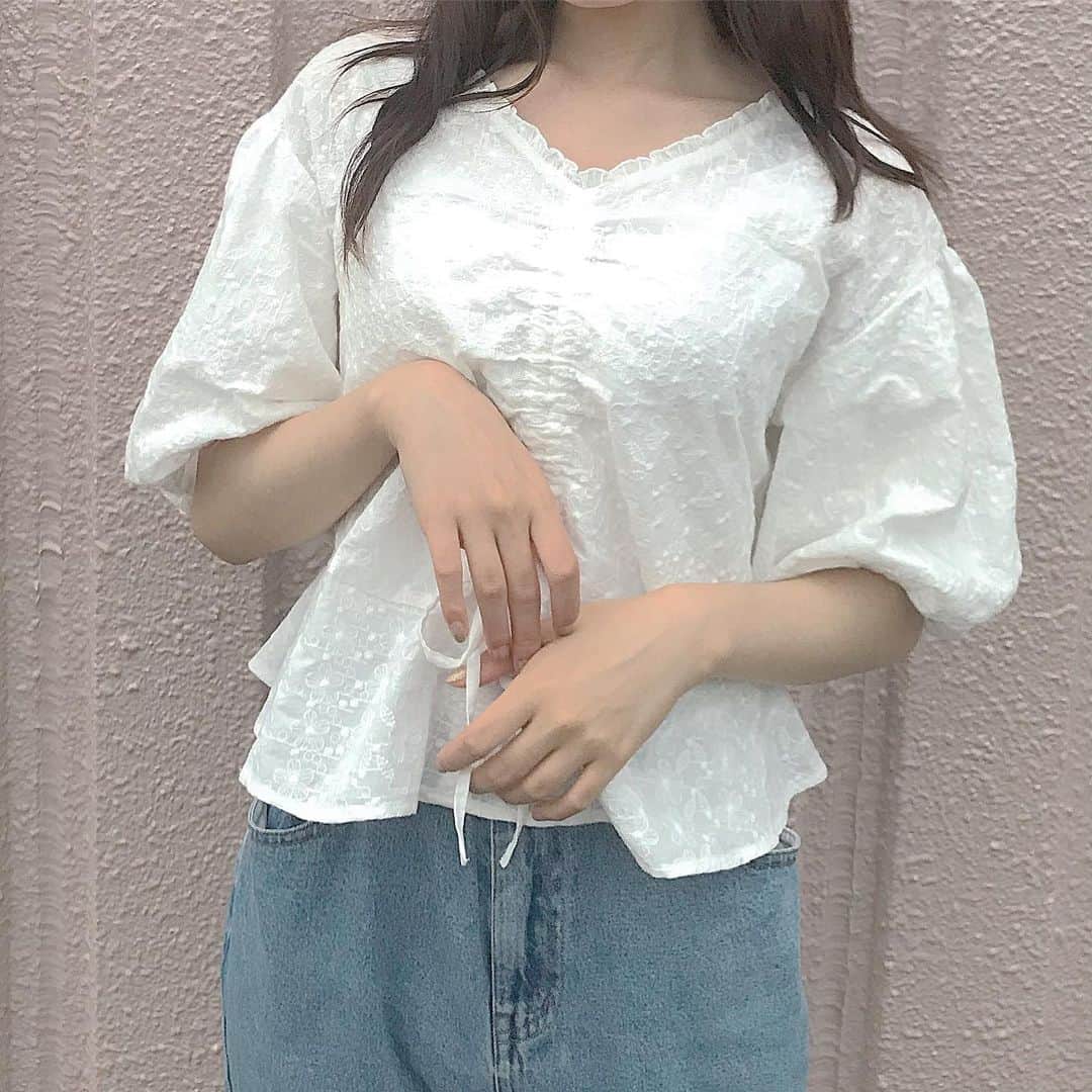 早乙女るなさんのインスタグラム写真 - (早乙女るなInstagram)「﻿ ﻿ 【𝐟𝐚𝐬𝐡𝐢𝐨𝐧/𝐨𝐨𝐭𝐝】﻿ ﻿ ﻿ 今日のコーデは﻿ earthのフロントシャーリングブラウス＆デニム﻿ ﻿ この頃earth多いな〜 ハマってる！﻿ ﻿ ボリューム袖がpoint✓﻿﻿ ふわってしてて女の子らしいの🐇﻿ ﻿ あ、あとこの前ヘアカラーした！写真で分かるかな？﻿ ﻿ ﻿ ﻿ ﻿ ﻿ #ボリューム袖 #earth #ヘアカラー」7月1日 20時12分 - saotome.runa