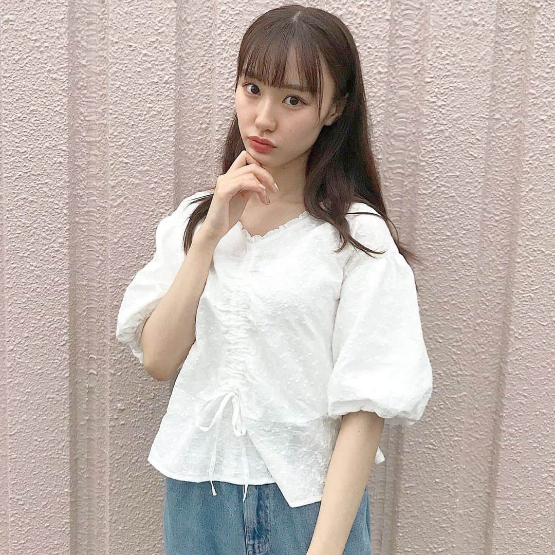 早乙女るなさんのインスタグラム写真 - (早乙女るなInstagram)「﻿ ﻿ 【𝐟𝐚𝐬𝐡𝐢𝐨𝐧/𝐨𝐨𝐭𝐝】﻿ ﻿ ﻿ 今日のコーデは﻿ earthのフロントシャーリングブラウス＆デニム﻿ ﻿ この頃earth多いな〜 ハマってる！﻿ ﻿ ボリューム袖がpoint✓﻿﻿ ふわってしてて女の子らしいの🐇﻿ ﻿ あ、あとこの前ヘアカラーした！写真で分かるかな？﻿ ﻿ ﻿ ﻿ ﻿ ﻿ #ボリューム袖 #earth #ヘアカラー」7月1日 20時12分 - saotome.runa