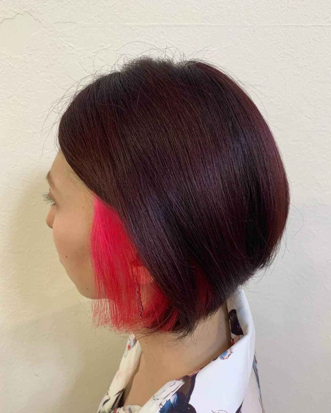 salon PRATiNO(サロンプラチノ)のインスタグラム：「. 💗ショートボブ×ピンクインナーカラー💗 . . インナーカラーはとても目立つ蛍光ピンク💖 うえの部分はボルドーからカラーでメリハリを💓 耳にかけた時にチラッと見えるインナーカラーが とても可愛いしオシャレです🦄💕 最近雨ばかりでジメジメしますが、 こんなパキッとカラーで梅雨を乗り越えましょう💕笑 . . 【CLAVIS PRATINO】 ◇月曜日～土曜日 11:00～20:00 ◇日曜日 11:00～18:00 ※時間外はお問い合わせください。 愛知県名古屋市中区錦3-4-19石垣ビル７Ｆ ☎︎052-962-7017 . . #hairstyle #hair #cornrow #clavispratino #pratino #hairsalon #FIBREPLEX #nagoya #haircolor #love #特殊ヘア #ブラックヘア  #コーンロウ #ブレイズ  #派手髪 #ヘアカラー  #外国人風カラー#バレイヤージュ #グラデーション  #美容室 #ヘアサロン #クラビスプラチノ #名古屋 #栄 #錦」