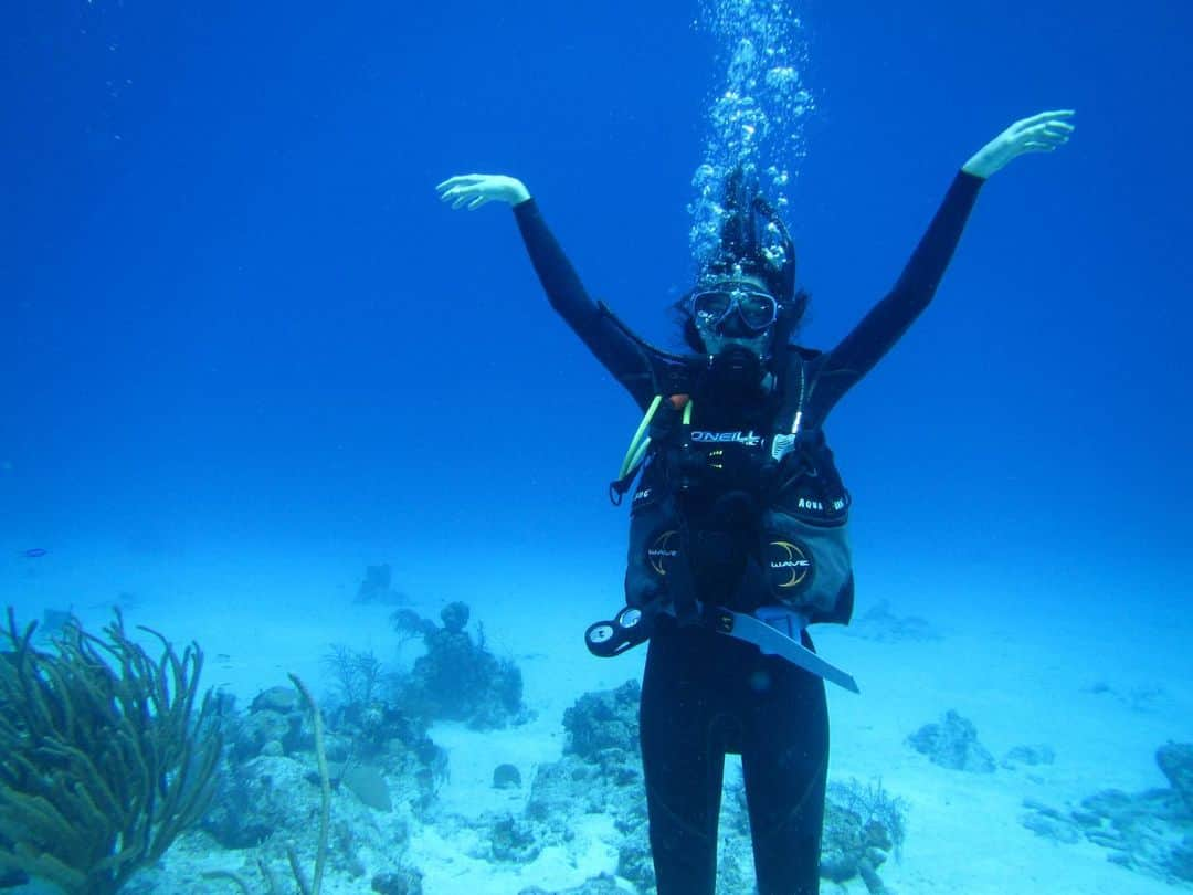 カミ・モローネさんのインスタグラム写真 - (カミ・モローネInstagram)「Your girl is a first time diver 🐬🐟🐳✌🏻」7月2日 7時08分 - camilamorrone