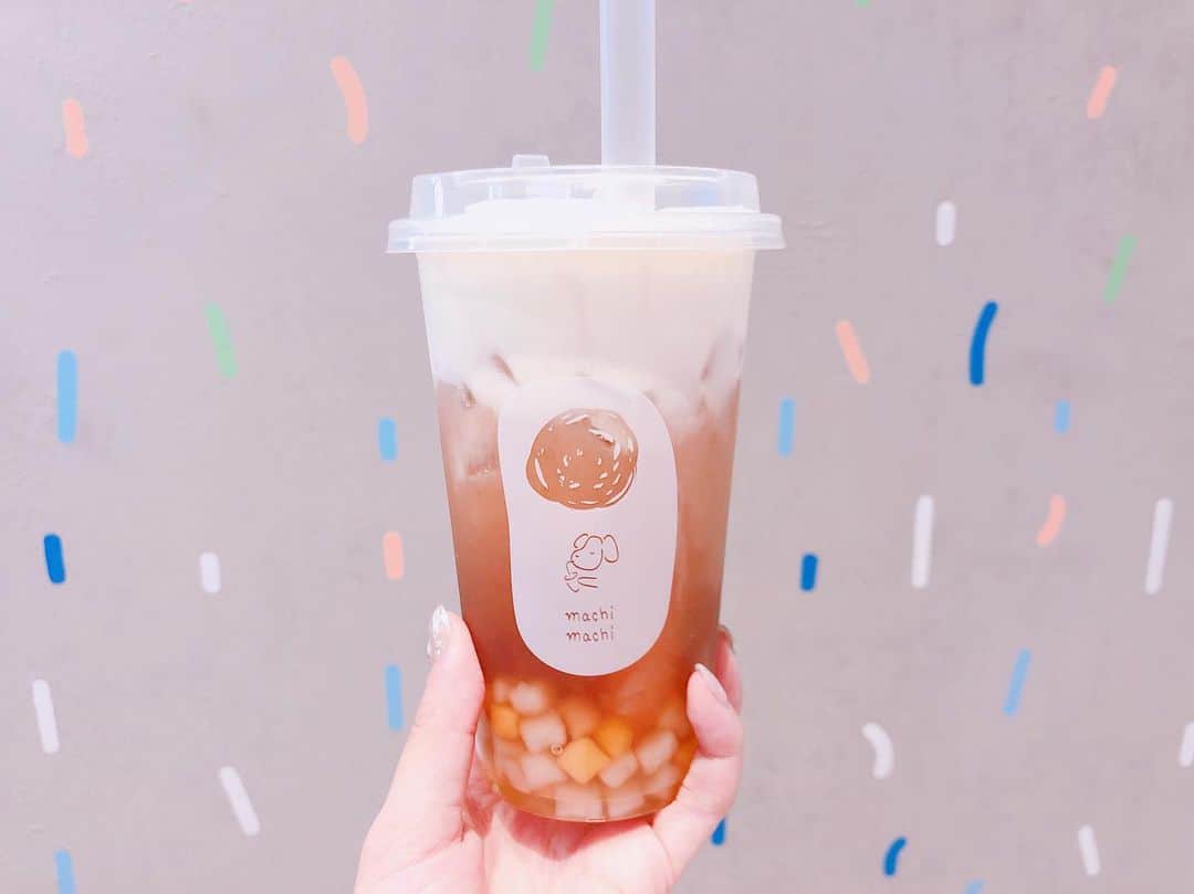 増田愛里菜のインスタグラム：「ラフォーレ原宿に新しくオープンしたタピオカジュース屋さん🍹 . マチマチ🐶💗🥤 @machimachi_japan  @machimachi__official . . . 自由が丘のポップアップの時から気になってたから、やっと飲めて嬉しい🥺💕💕 . . 店員さんに『はじめてなら#鉄観音チーズティー がオススメ🧀』って言われたからチーズティーにした☺️🍹♡ . そして#タピオカ ではなく#タロイモ を追加..🍠 . . 次回は限定のメロンのやつ飲みたいなぁ〜🍈🍈🍈 . #machimachi #tapioca #cafe #sweets #gourmet #Tokyo #マチマチ #ラフォーレ原宿 #鉄観音チーズティー #チーズティー #神のチーズティー #タロイモ #タピオカ #タピオカ巡り #スイーツ #原宿スイーツ #東京スイーツ #原宿 #東京」