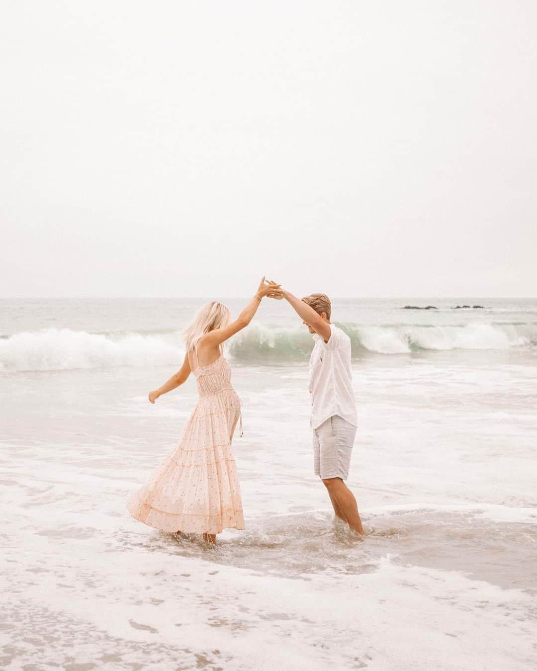 Aspyn Ovard Ferrisさんのインスタグラム写真 - (Aspyn Ovard FerrisInstagram)「We took some maternity pics while we were at the beach last week and they are so special!!! 💕 @jacimariesmith took our engagement photos almost 4 years ago and now she took our maternity photos!!! How fun!! #31weekspregnant」7月2日 7時05分 - aspynovard