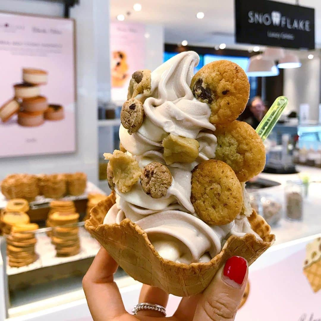 Eat With Steph & Coさんのインスタグラム写真 - (Eat With Steph & CoInstagram)「Look at this monster of a creation, the new collab by @snowflakegelato x @blondieskitchen, with cereal milk ice cream (aka Frosties and coco pops flavour) served in a waffle cone, with mini cookies and cookie dough chunks! HOW. INSANE?! I mean I love a cookie dough scoop and this is just next level. Not heavy at all, really refreshing given the texture and lightness. Who’s in?!! 🍦📷 @verna.banana #invite #new #icecream #gelato #cereal #milk #softserve #cookiedough #freakshake #dessert #sweettreats」7月2日 5時40分 - eatwithsteph_ldn