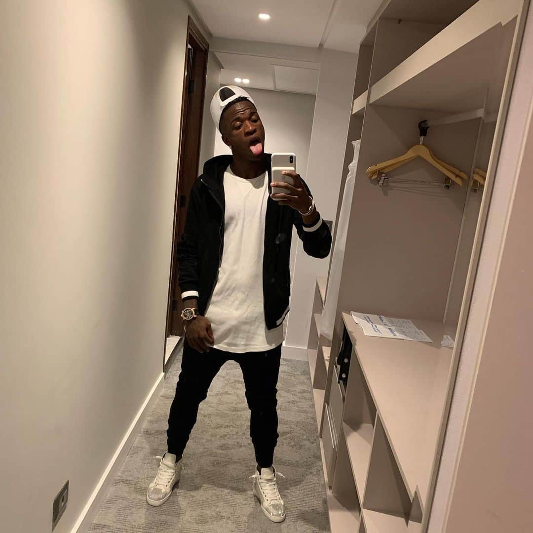 のインスタグラム：「Só não pisa no meu boot 🤪🤪🤪」