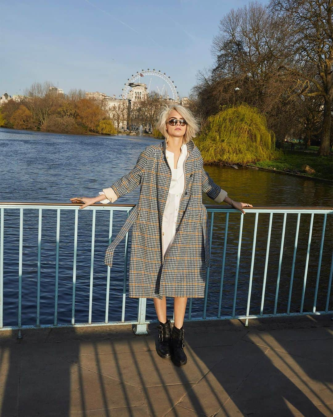 カーラ・デルヴィーニュさんのインスタグラム写真 - (カーラ・デルヴィーニュInstagram)「Bringing London to China! Burberry Her Blossom launches in China this week, and I hope you all love this love letter to London in spring as much as I do. @Burberry #BurberryBeauty #BurberryHerBlossom #ad」7月2日 5時46分 - caradelevingne